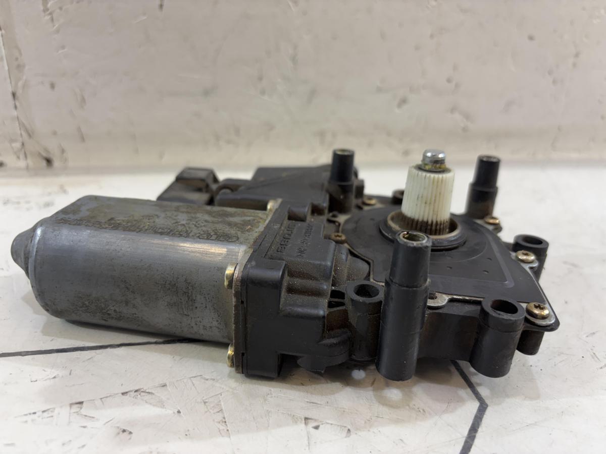 Моторчик стеклоподъемника передний правый 4A0959802D Audi A6 C4