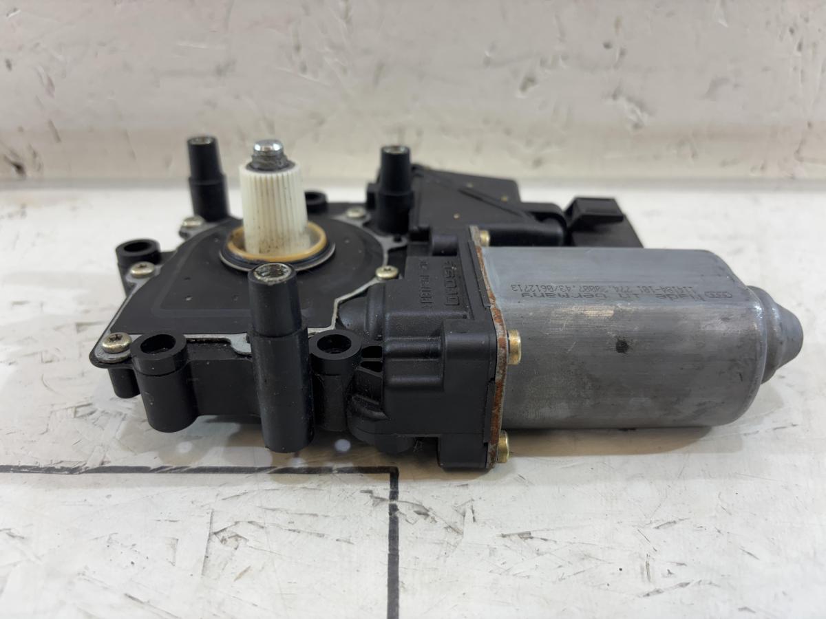 Моторчик стеклоподъемника передний правый 8D0959802D Audi A4 B5
