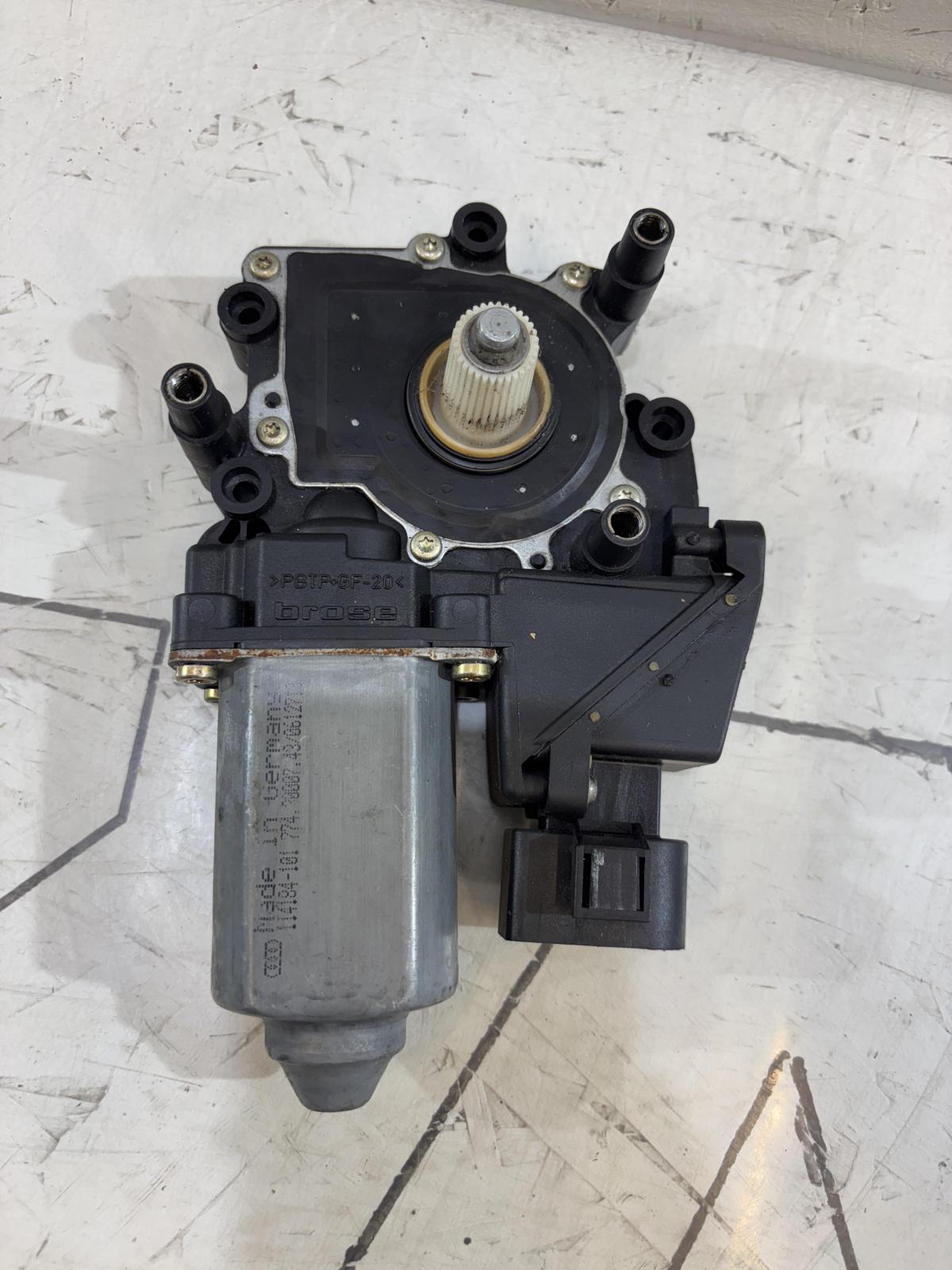 Моторчик стеклоподъемника передний правый 8D0959802D Audi A4 B5