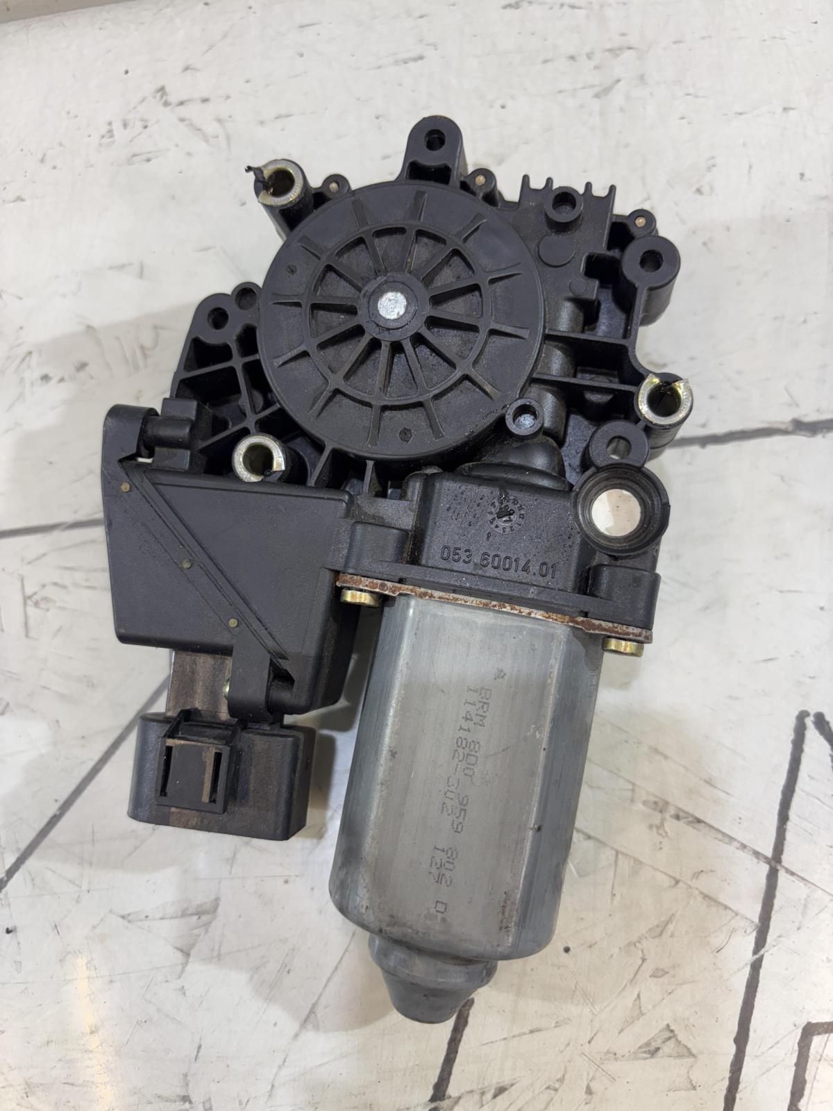 Моторчик стеклоподъемника передний правый 8D0959802D Audi A4 B5