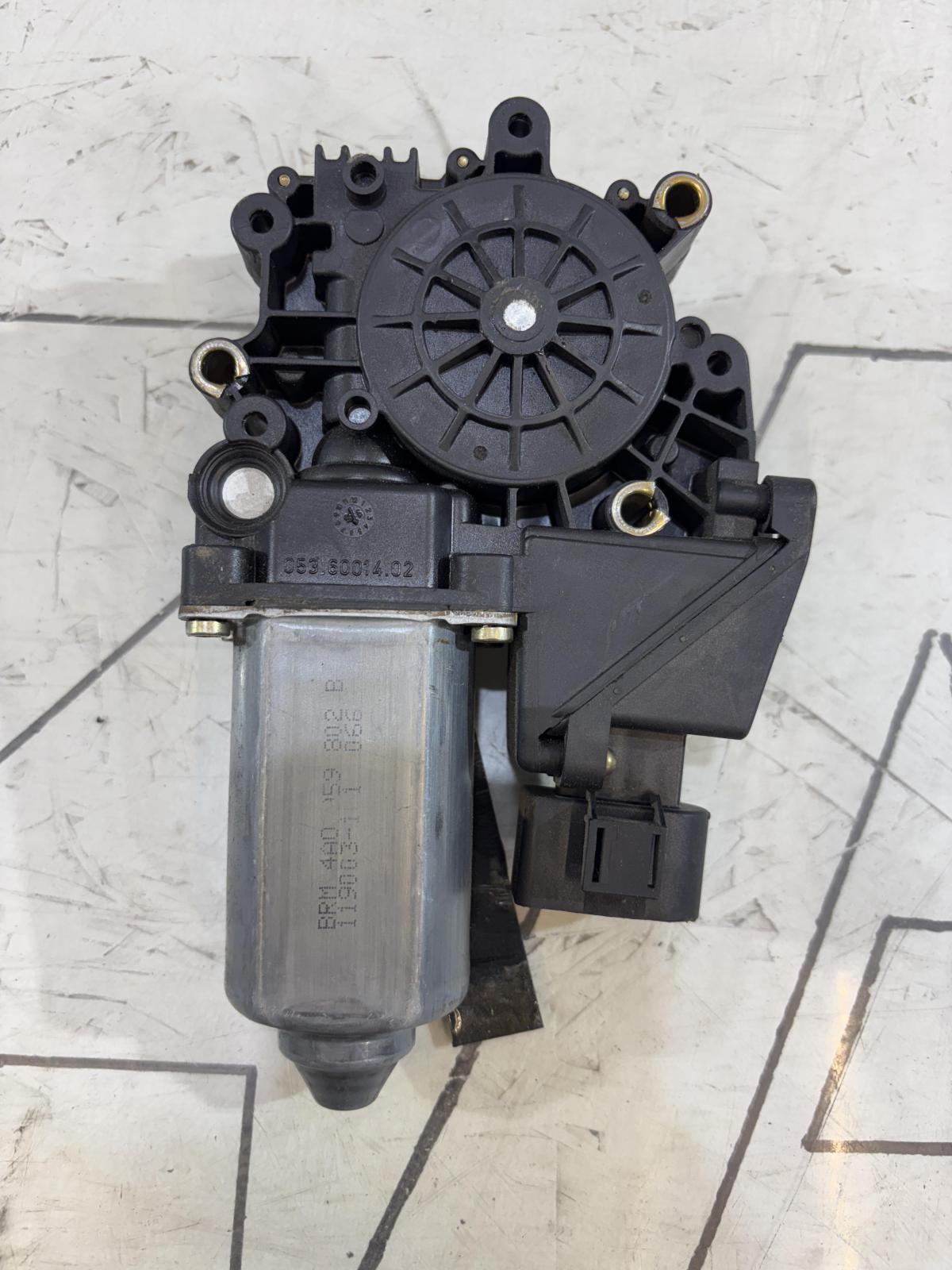 Моторчик стеклоподъемника передний левый 4A0959802B Audi A6 C4