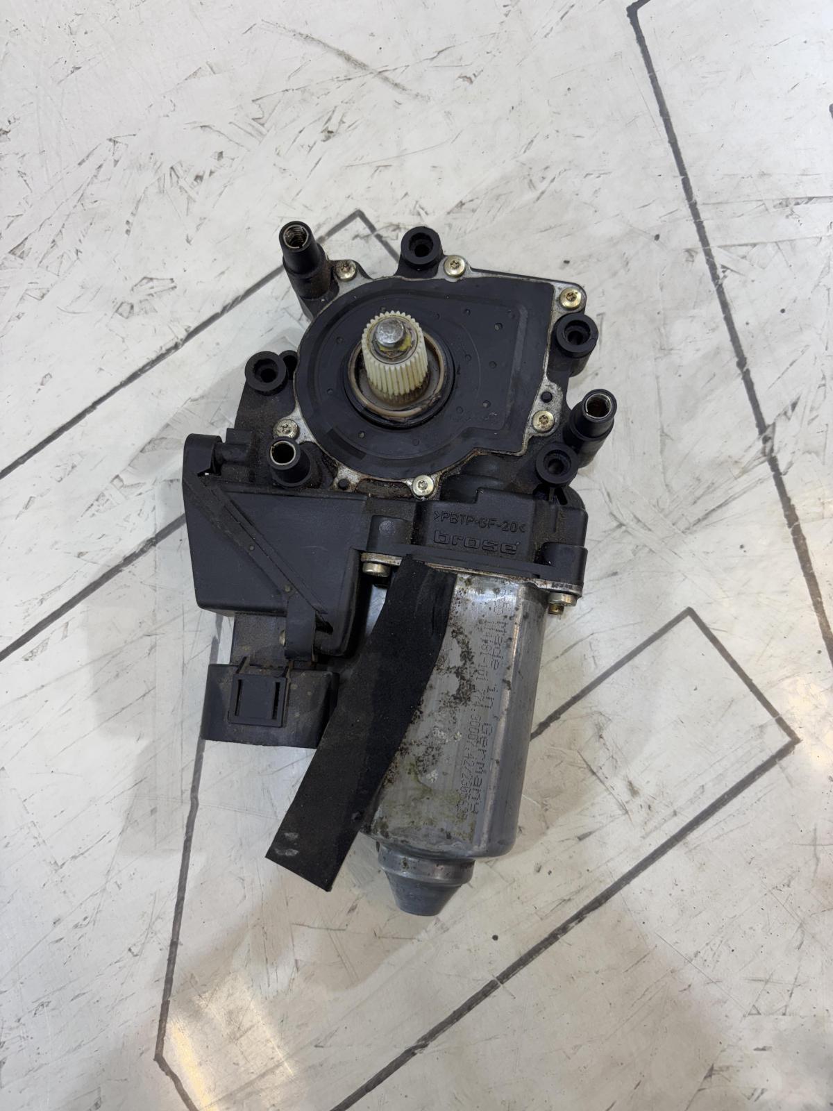 Моторчик стеклоподъемника передний левый 4A0959802B Audi A6 C4