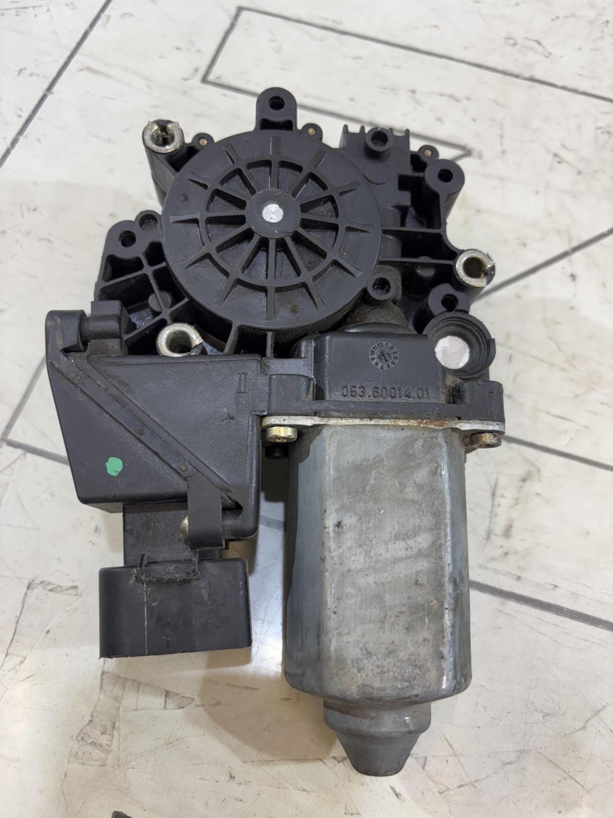 Моторчик стеклоподъемника 4A0959802C Audi A6 C4