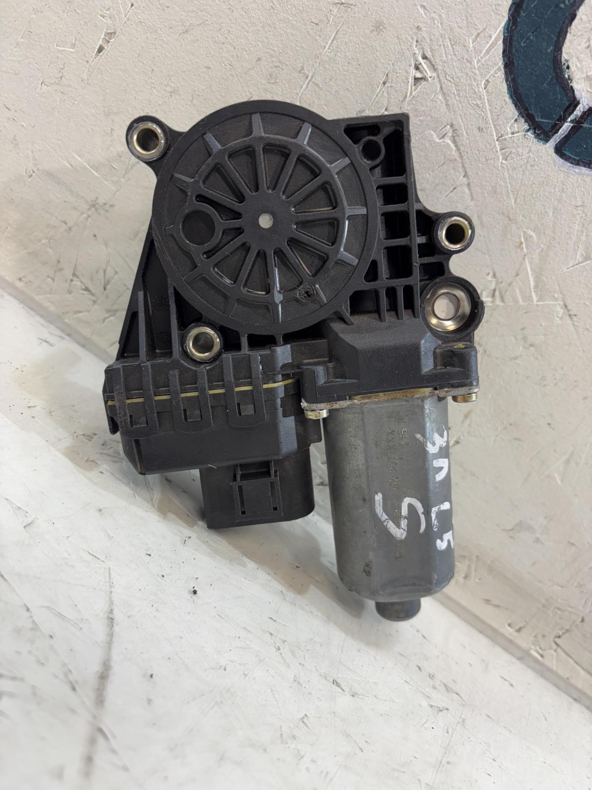 Моторчик заднего левого стеклоподъемника 4B0959801B Audi A6 C5 / A6 C5 Allroad