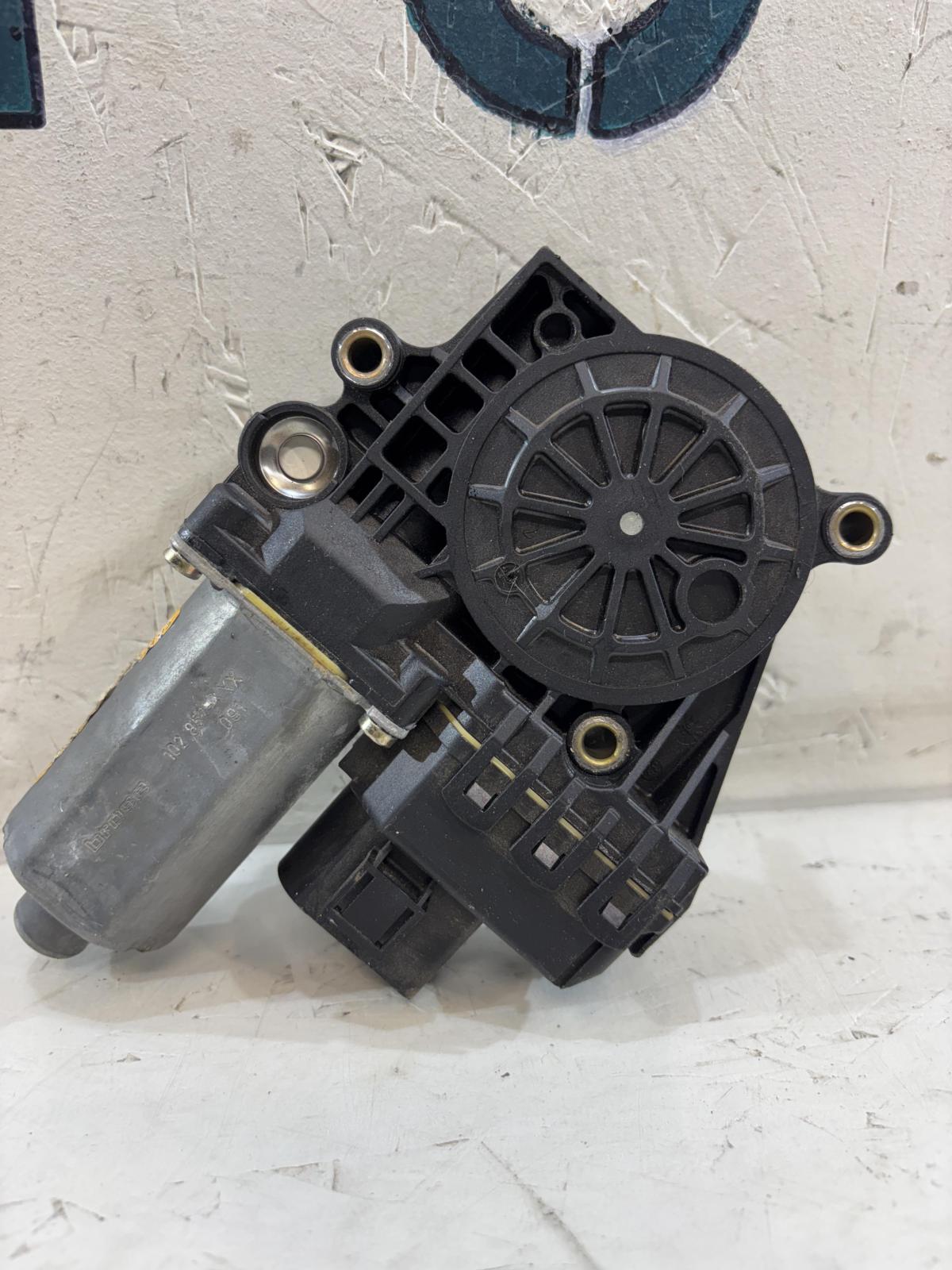 Моторчик заднего правого стеклоподъемника 4B0959802B Audi A6 C5 / A6 C5 Allroad