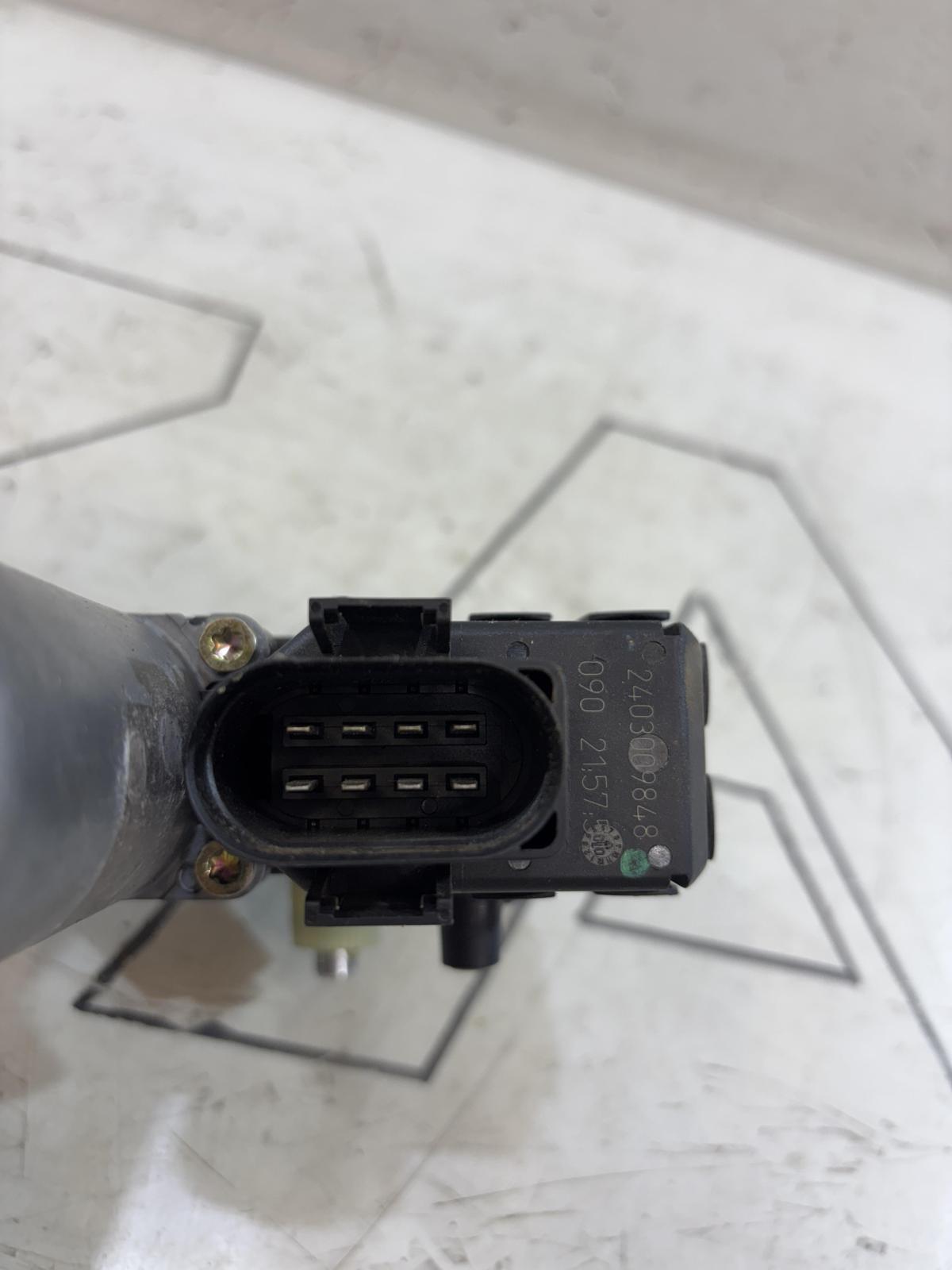 Моторчик заднего правого стеклоподъемника 4B0959802B Audi A6 C5 / A6 C5 Allroad