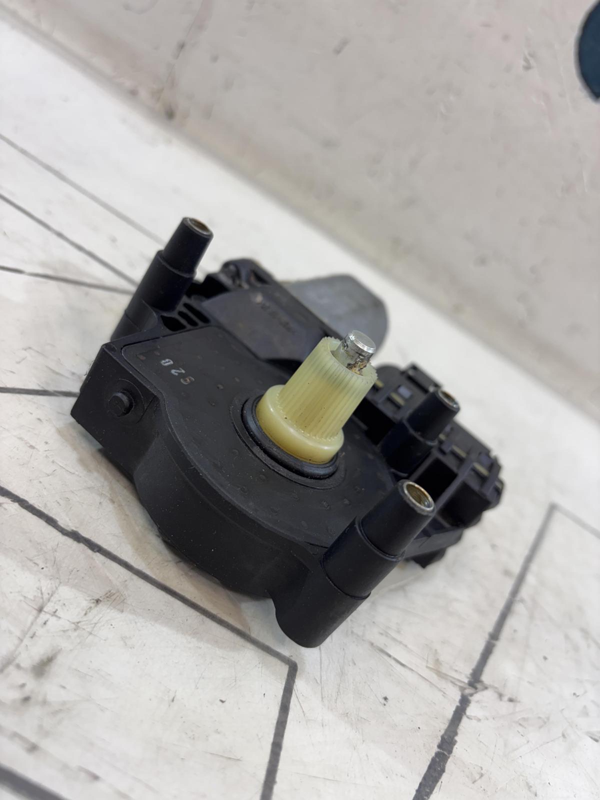 Моторчик заднего правого стеклоподъемника 4B0959802B Audi A6 C5 / A6 C5 Allroad