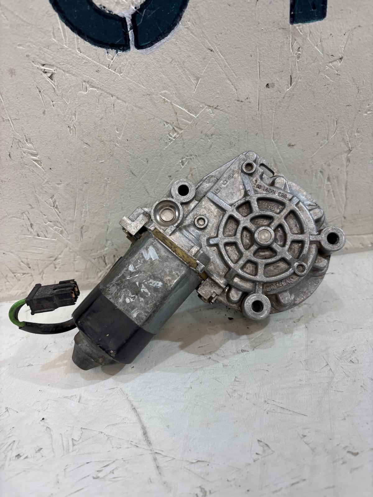 Моторчик стеклоподъемника задней левой двери 4A0959801A Audi A6 C4