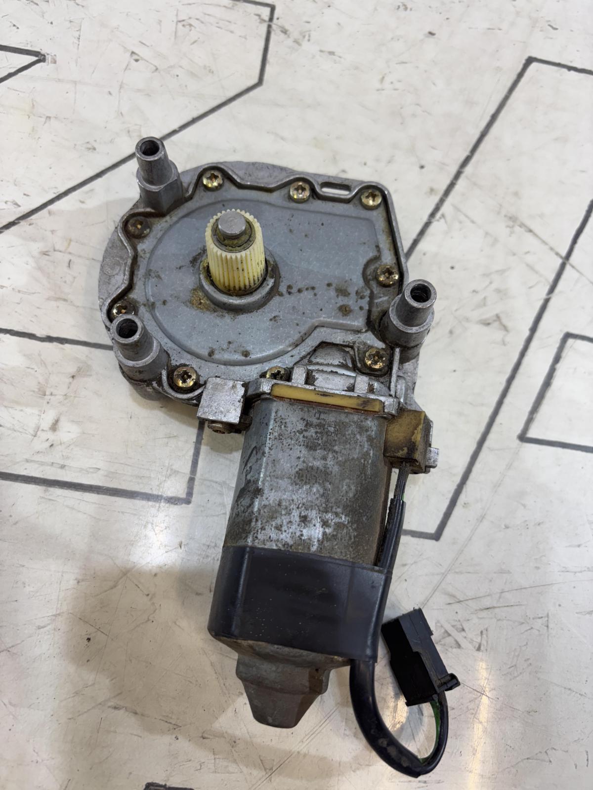 Моторчик стеклоподъемника задней левой двери 4A0959801A Audi A6 C4