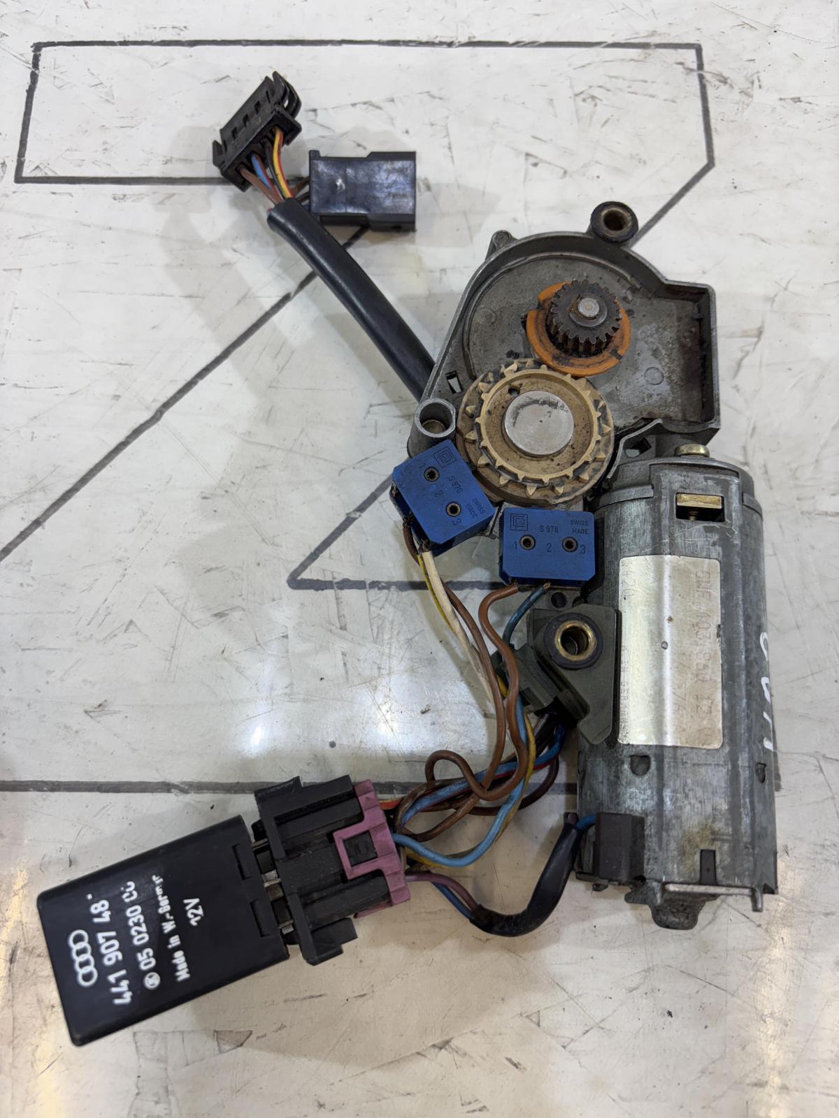 Моторчик привода люка 4A0877795 Audi A6 C4