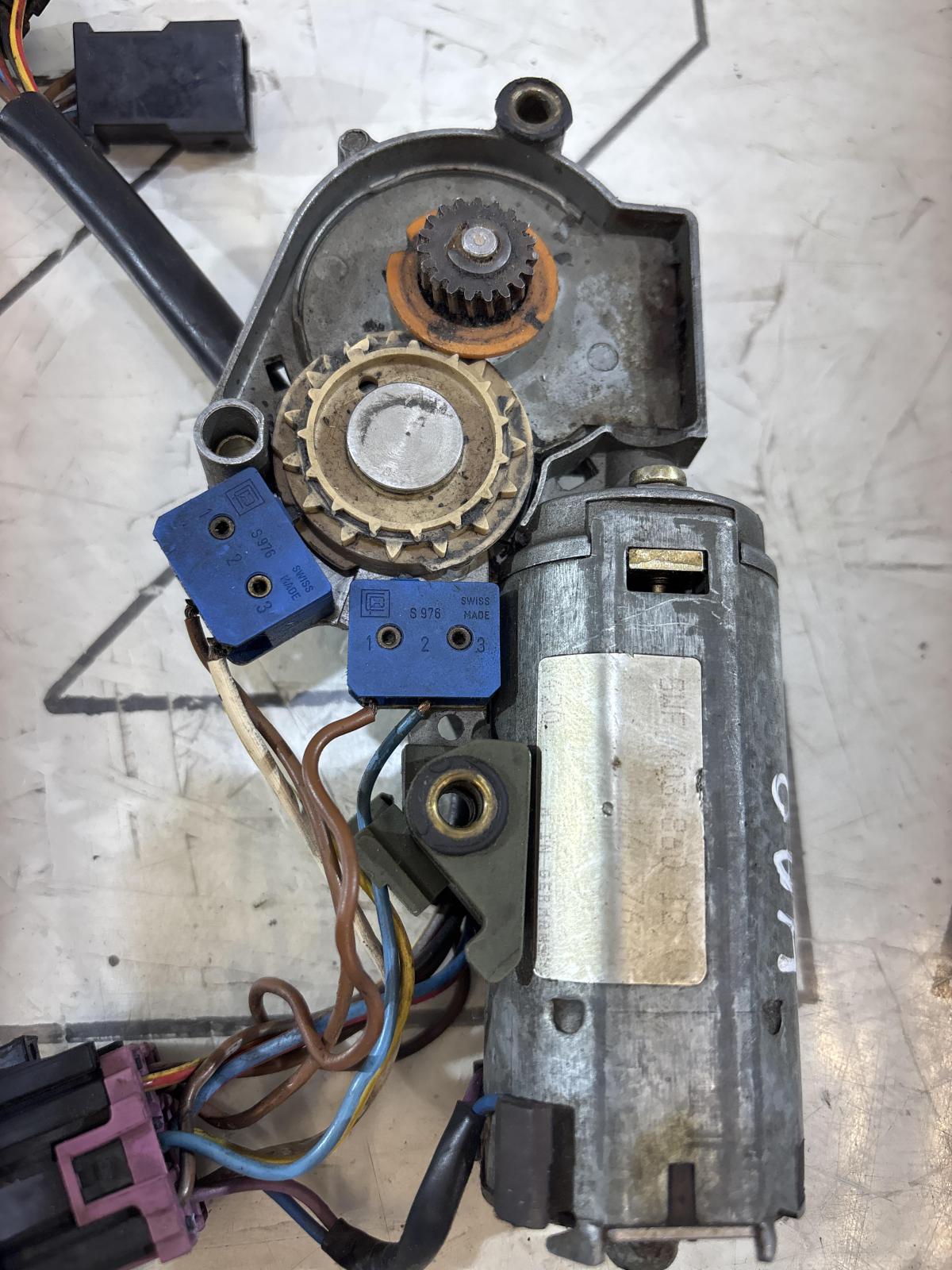 Моторчик привода люка 4A0877795 Audi A6 C4