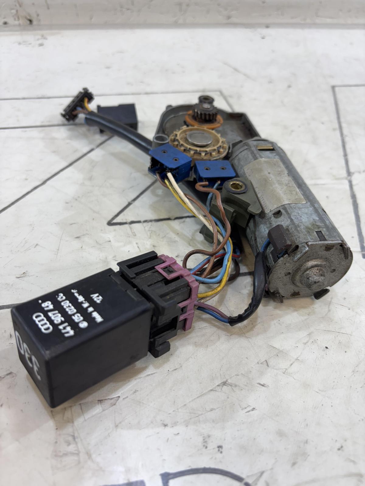 Моторчик привода люка 4A0877795 Audi A6 C4