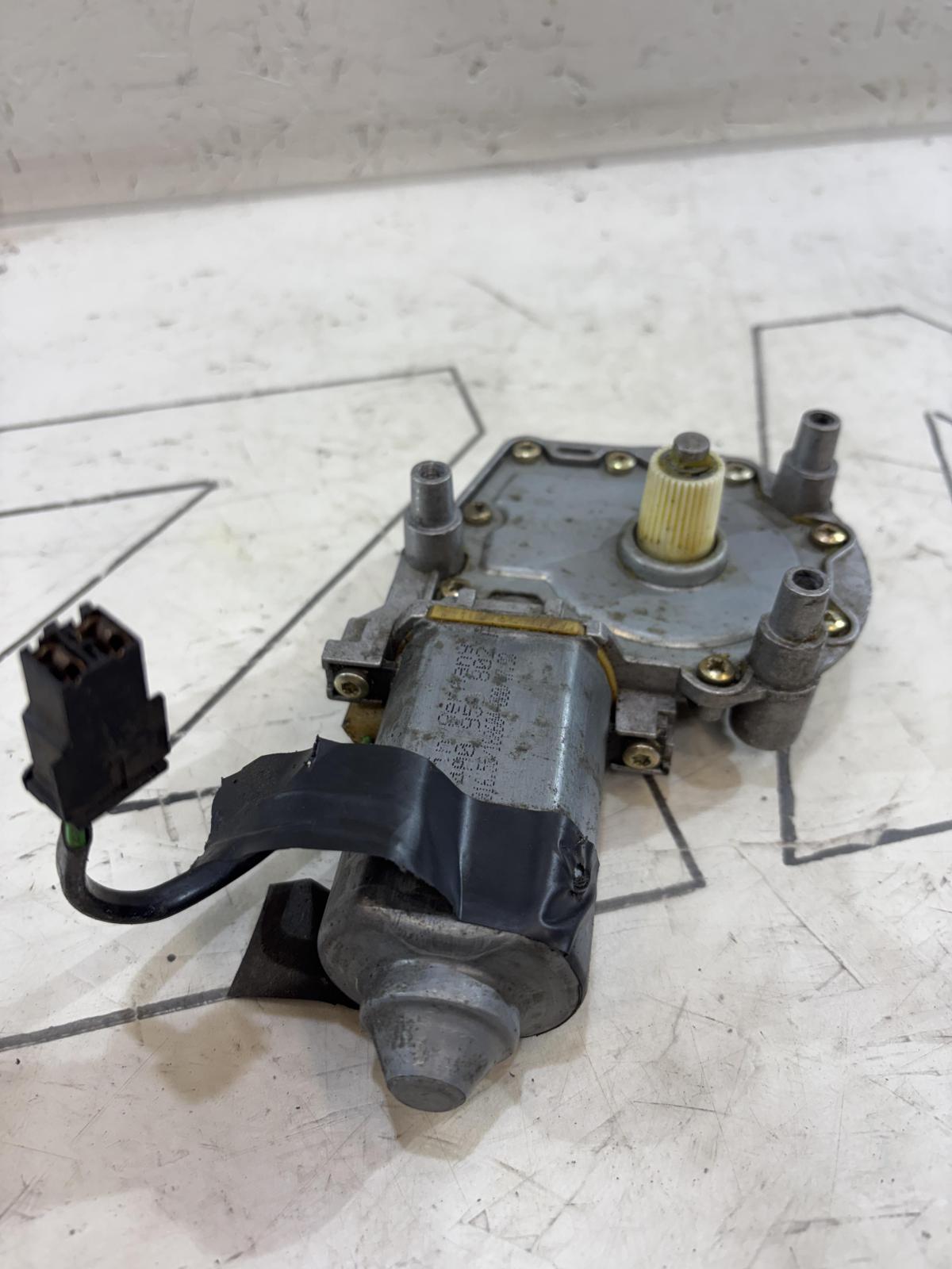 Моторчик стеклоподъемника передний правый 4A0959802A Audi A6 C4