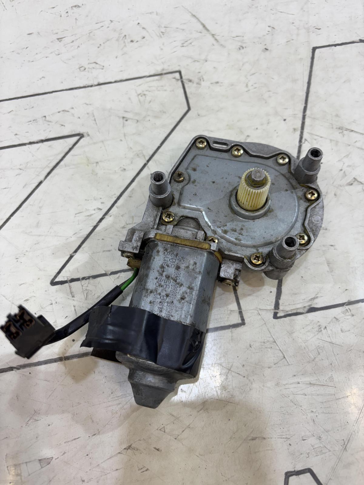 Моторчик стеклоподъемника передний правый 4A0959802A Audi A6 C4