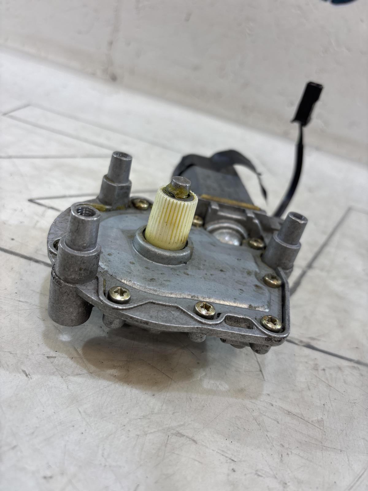 Моторчик стеклоподъемника передний правый 4A0959802A Audi A6 C4