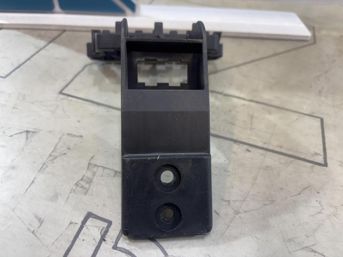 Кронштейн фишек 4A0937545D Audi A6 C4