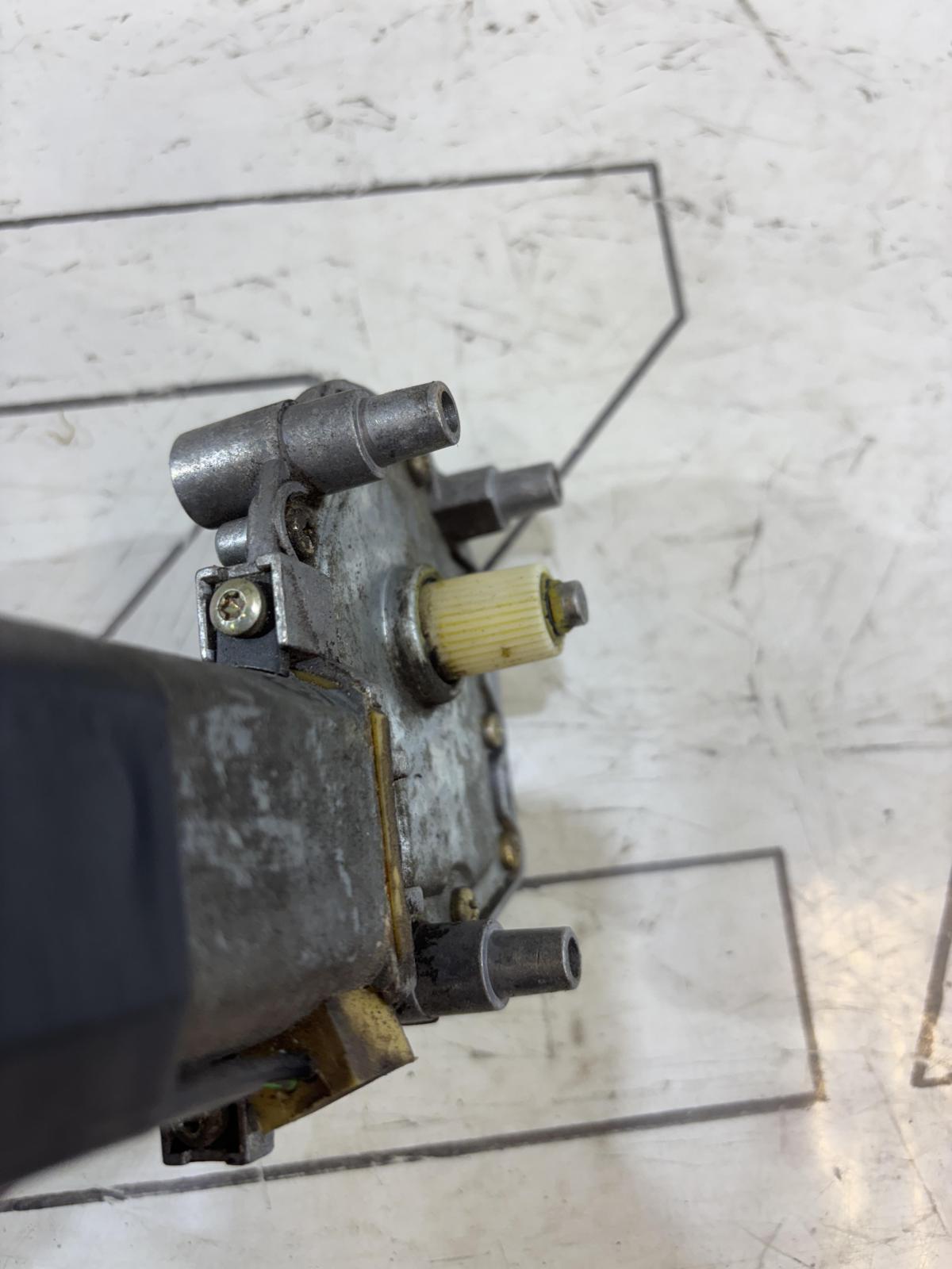 Моторчик стеклоподъемника задней левой двери 4A0959801A Audi A6 C4