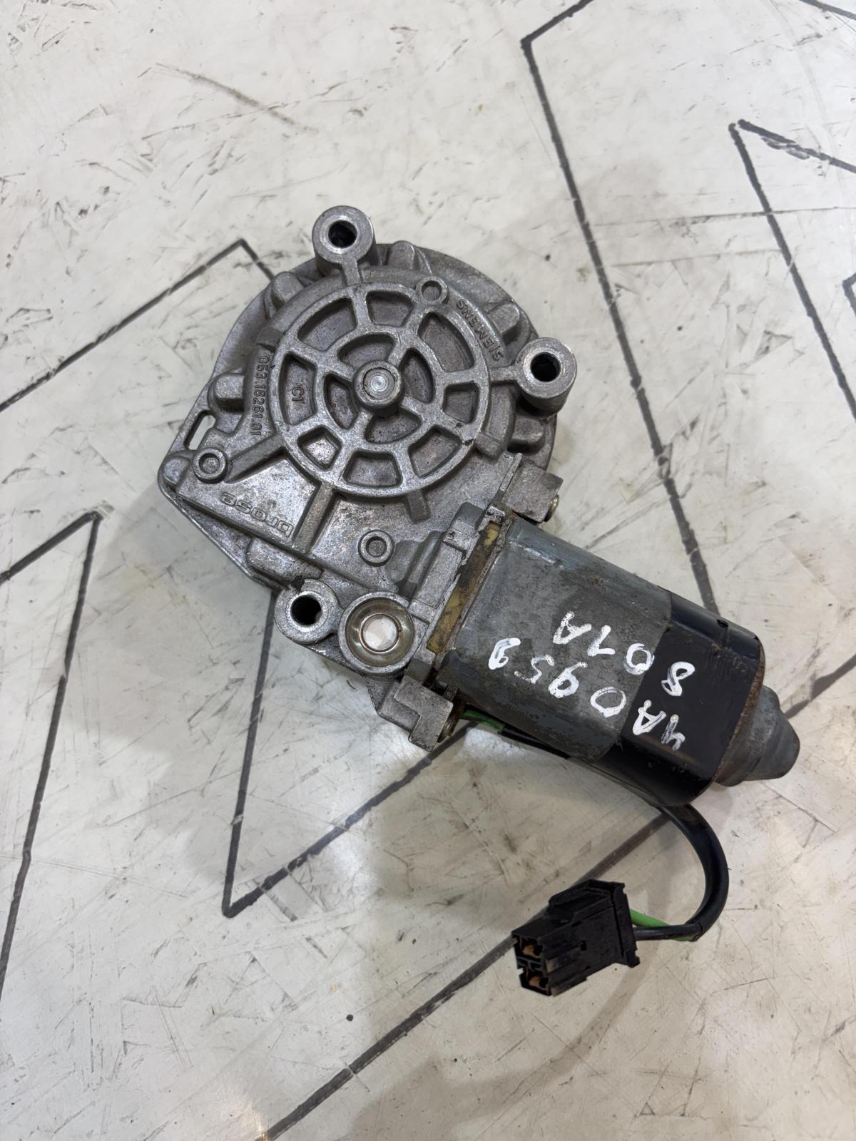 Моторчик стеклоподъемника задней левой двери 4A0959801A Audi A6 C4