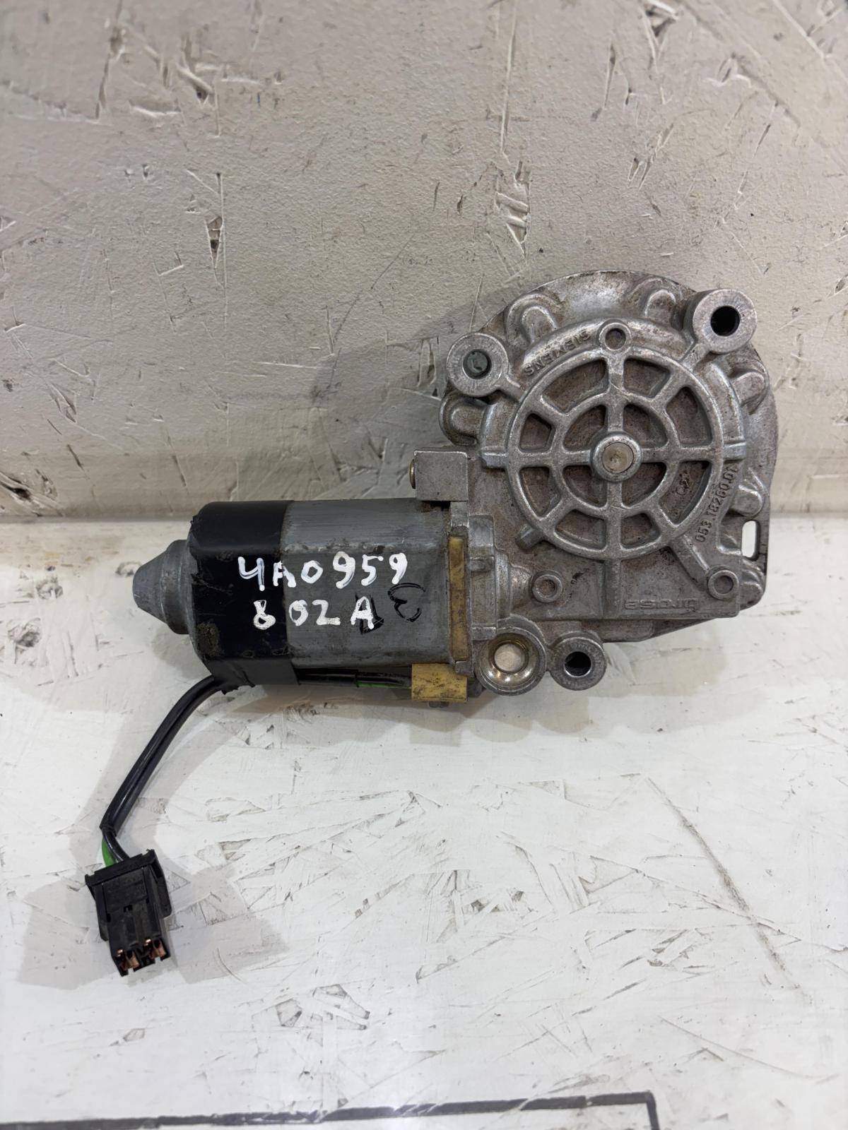 Моторчик стеклоподъемника передний правы двери 4A0959802A Audi A6 C4