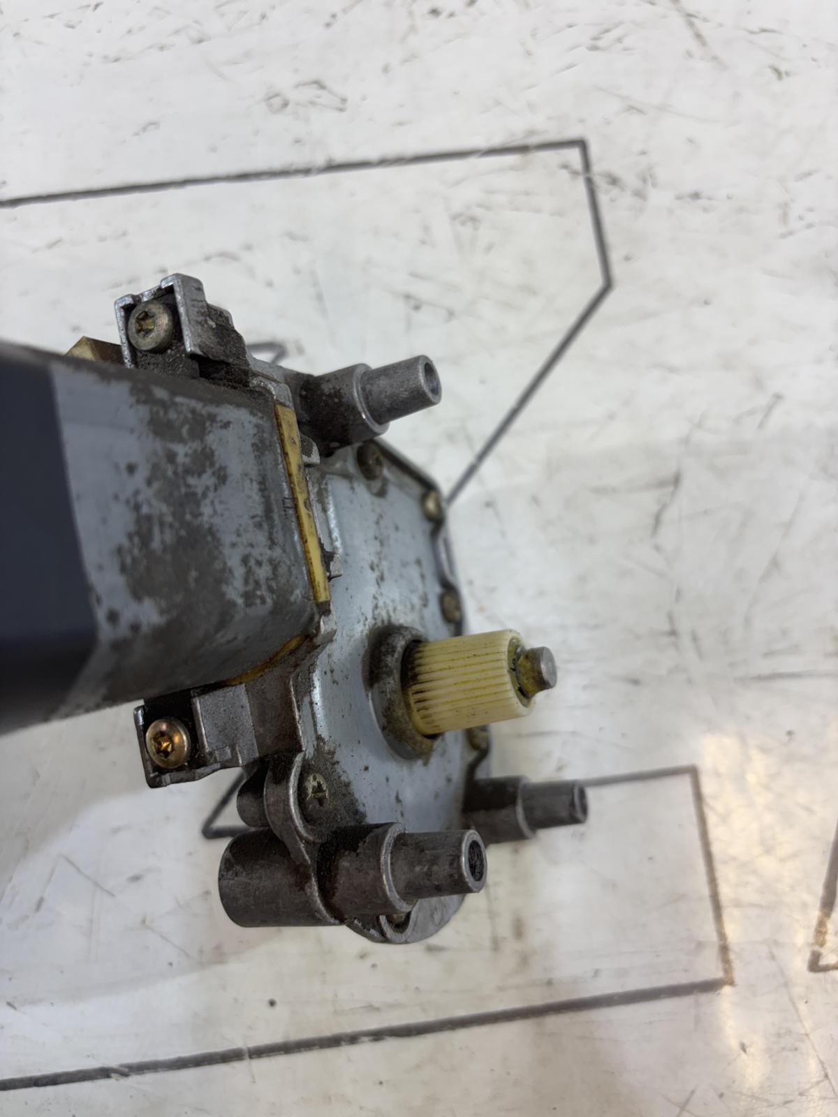 Моторчик стеклоподъемника передний правы двери 4A0959802A Audi A6 C4