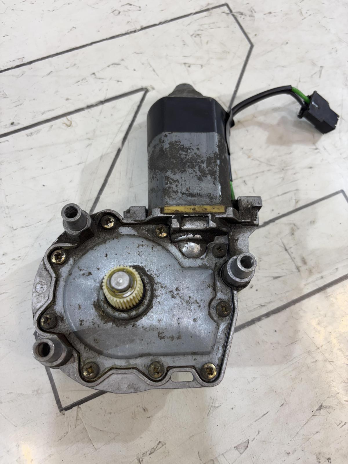 Моторчик стеклоподъемника передний правы двери 4A0959802A Audi A6 C4