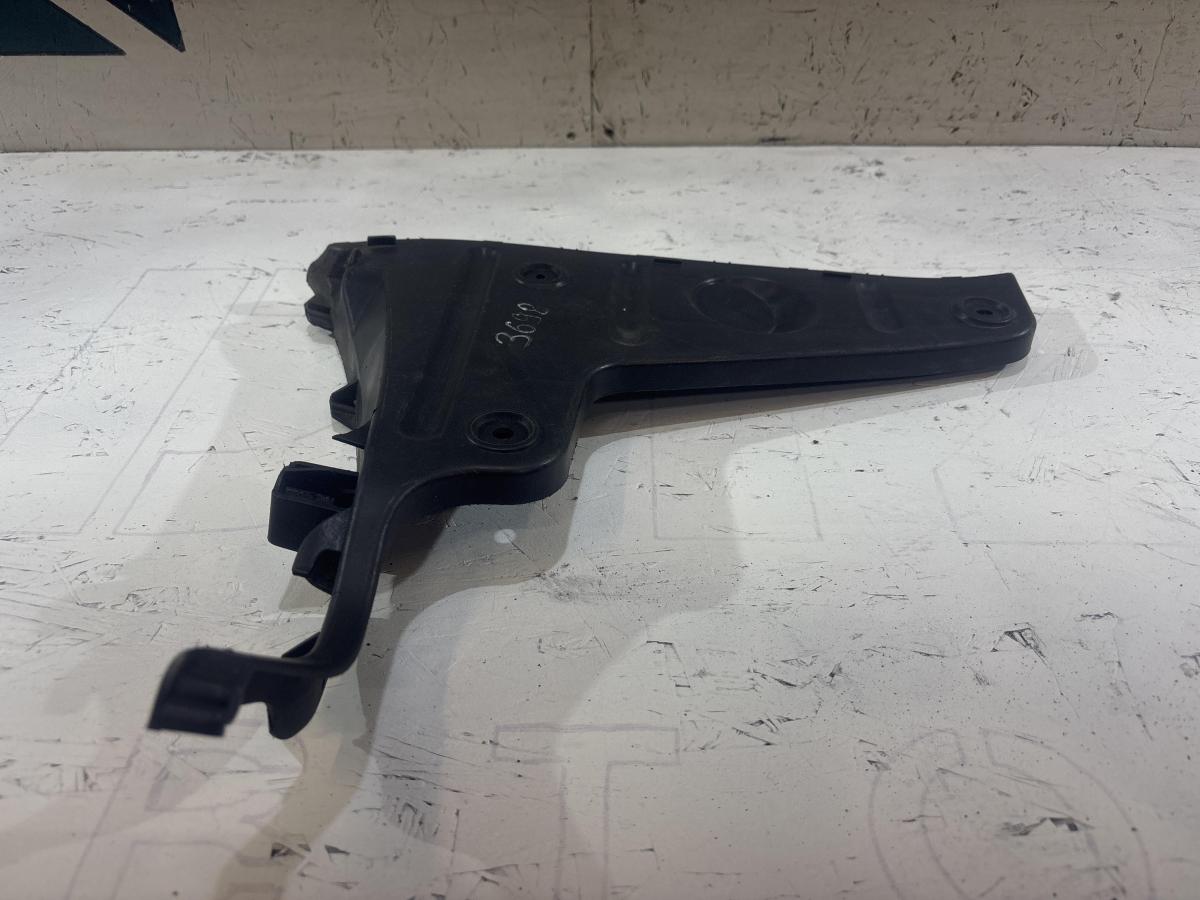 Кронштейн заднего бампера правый 8E5807454A Audi A4 B6 sedan