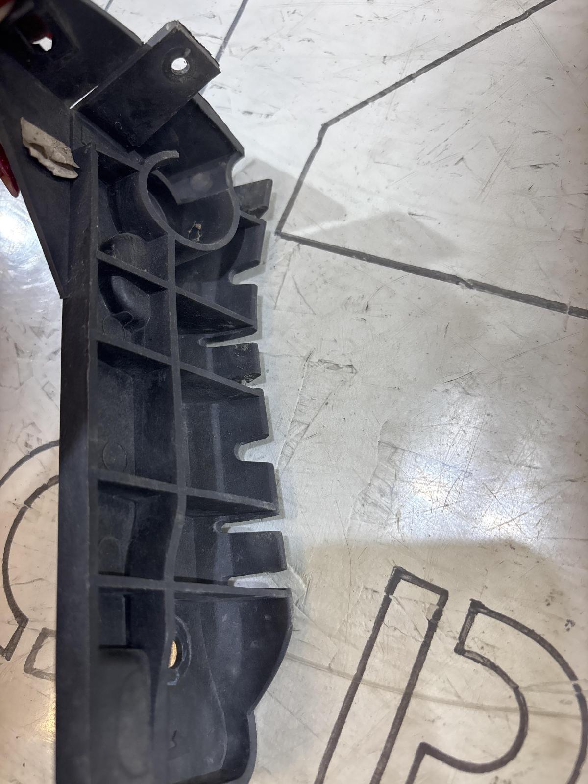 Направляющая переднего бампера 8E0807284A Audi A4 B6