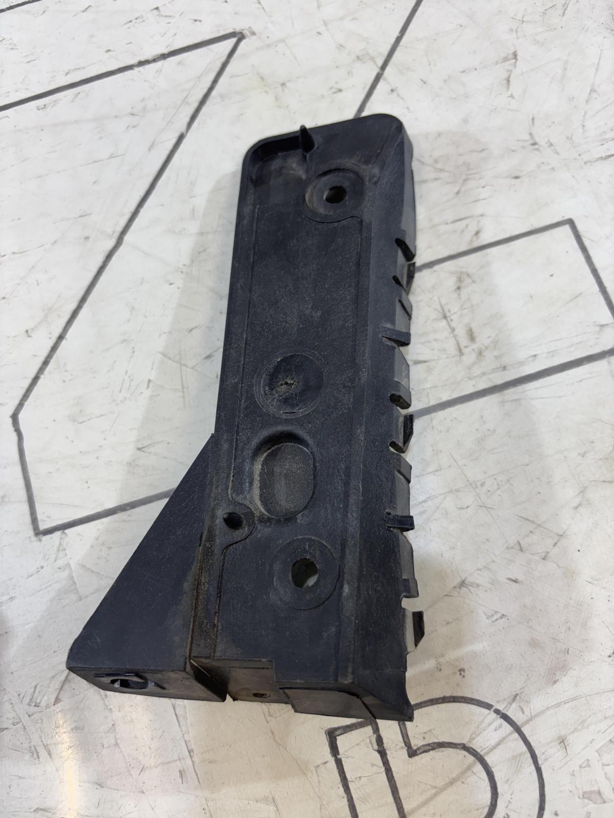 Направляющая переднего бампера 8E0807284A Audi A4 B6