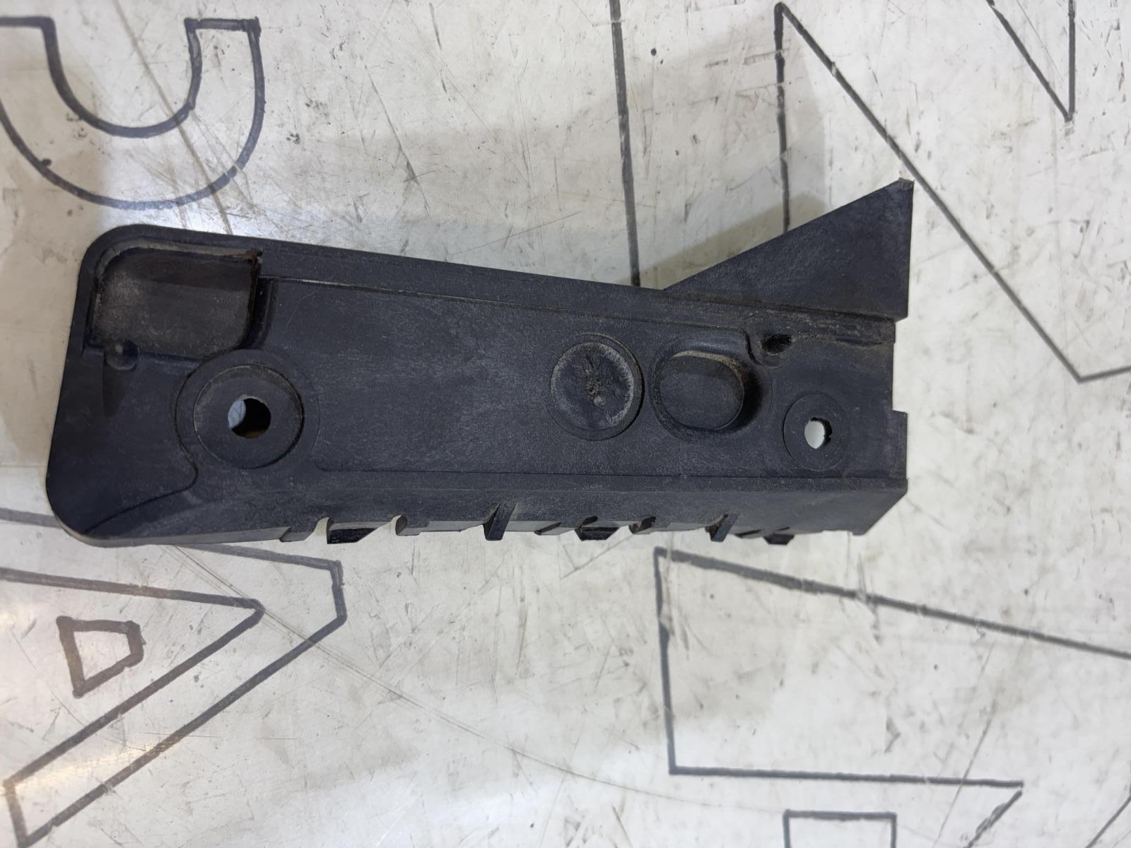 Направляющая переднего бампера левая 8E0807283A Audi A4 B6