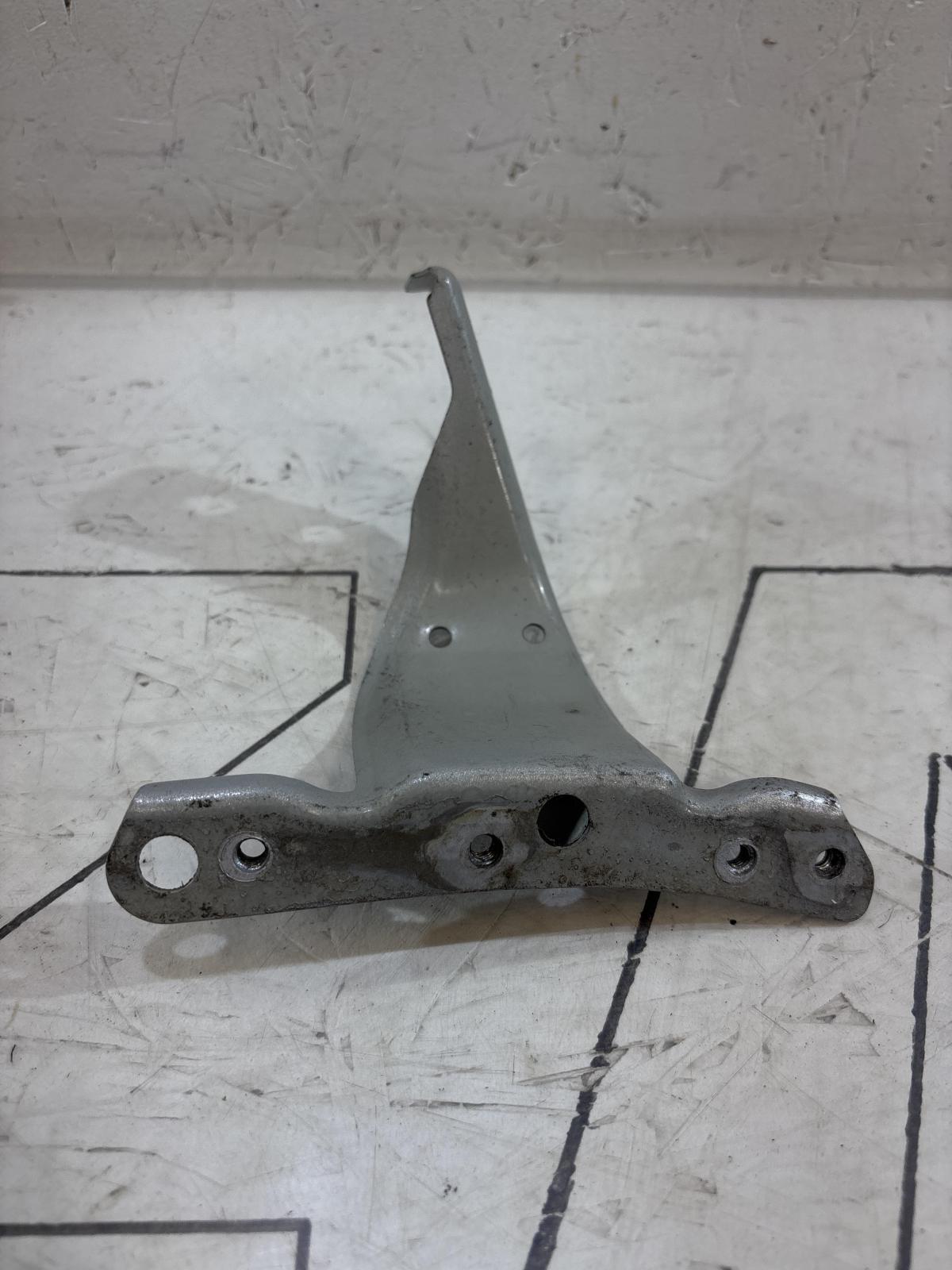 Кронштейн крепления крыла 8E0821136A Audi A4 B6