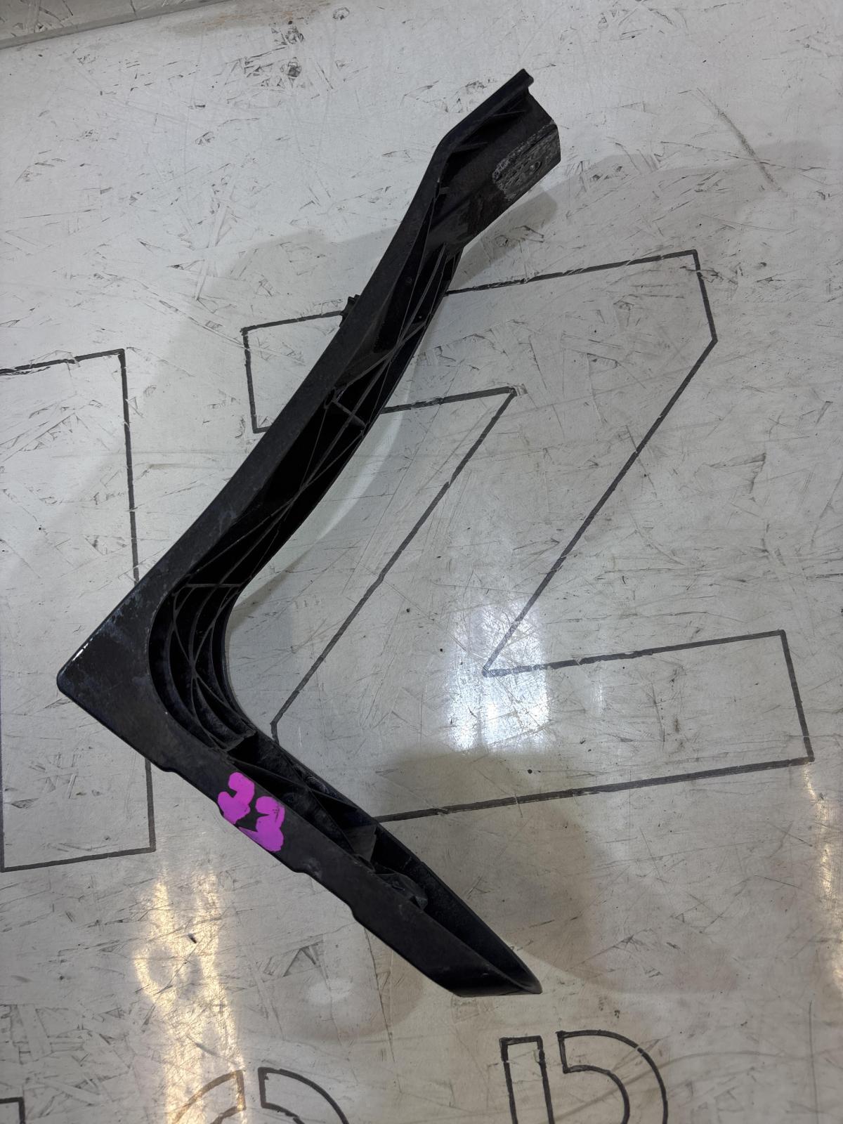 Кронштейн переднего крыла левый 8E0821137B Audi A4 B6