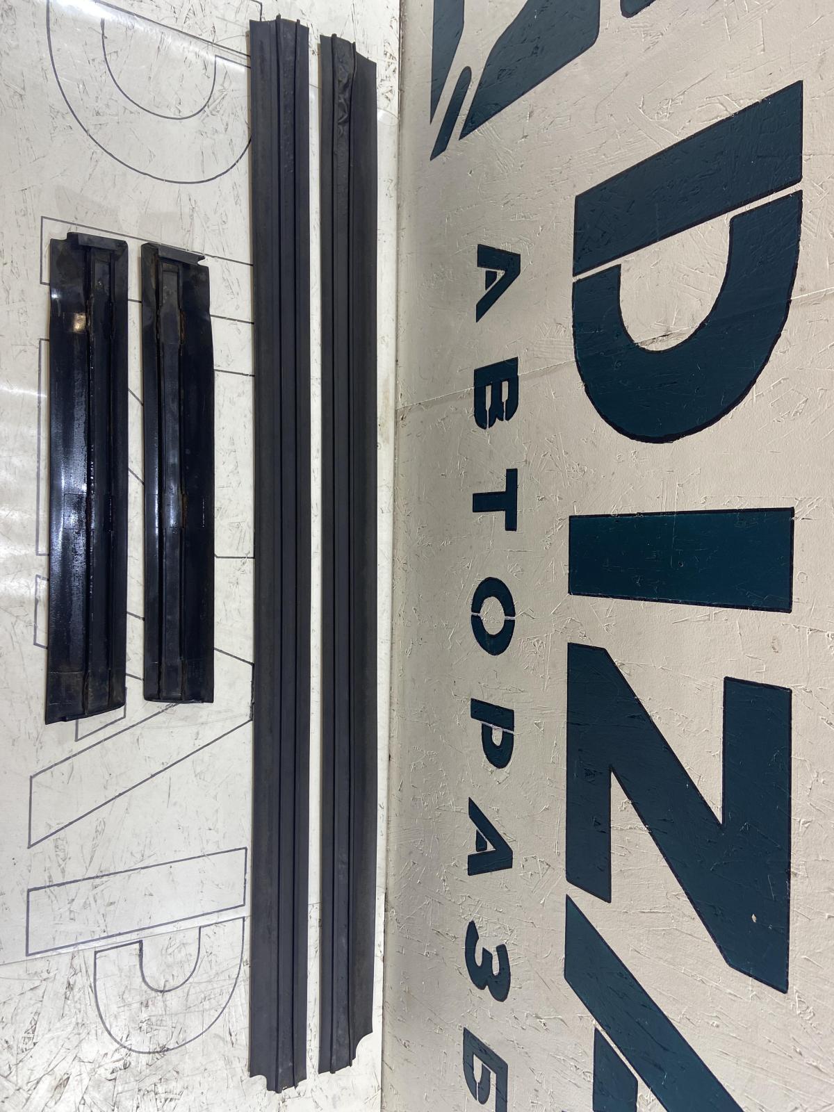 Нижние молдинги (резинки) дверей Audi 80 B4 Cabriolet 895853959A 