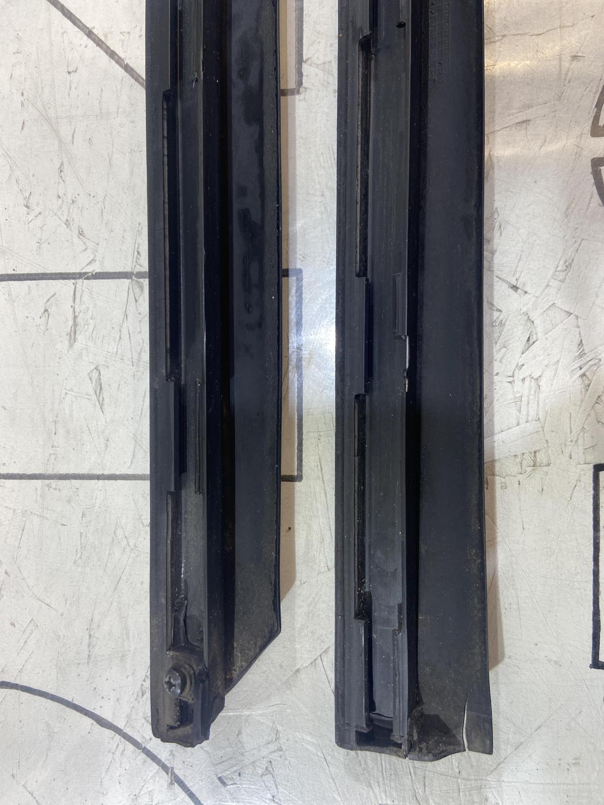 Молдинги (накладки) дверей нижние 8D0853970B Audi A4 B5 седан / Avant