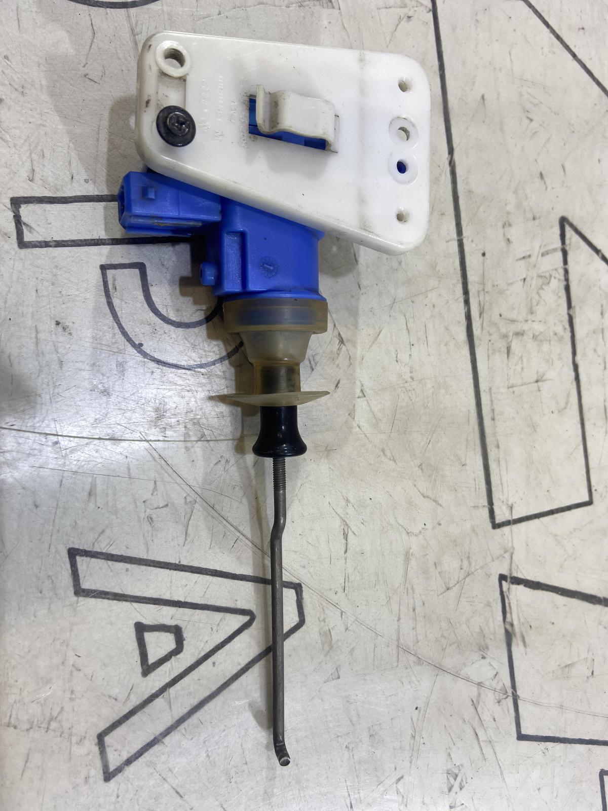 Клапан управления для двери водителя и пассажира 893862153С Audi 80 B3