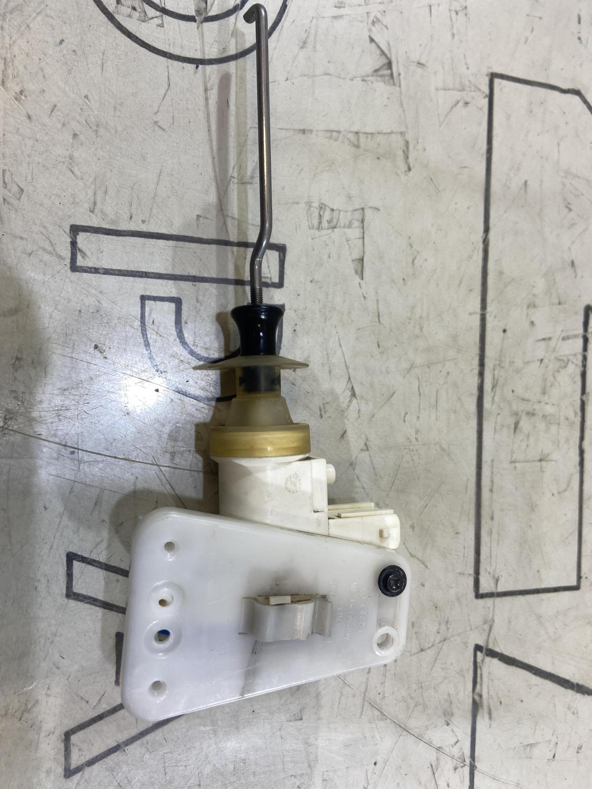 Клапан управления для двери водителя и пассажира 8A0862153 Audi 80 B4