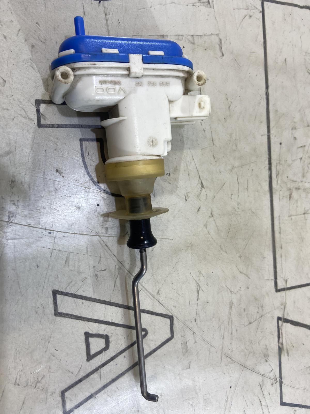 Клапан управления для двери водителя и пассажира 8A0862153 Audi 80 B4