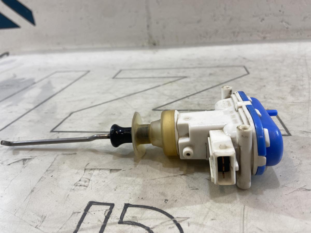 Клапан управления для двери водителя и пассажира 8A0862153 Audi 80 B4