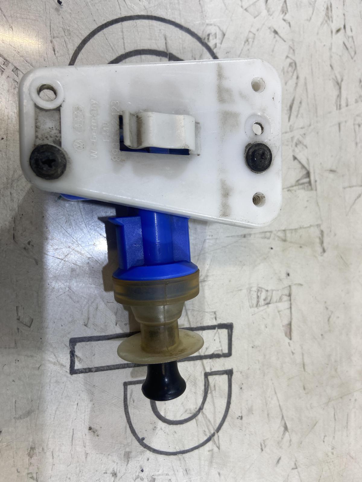 Клапан управления для двери водителя и пассажира 893862153С Audi 80 B3