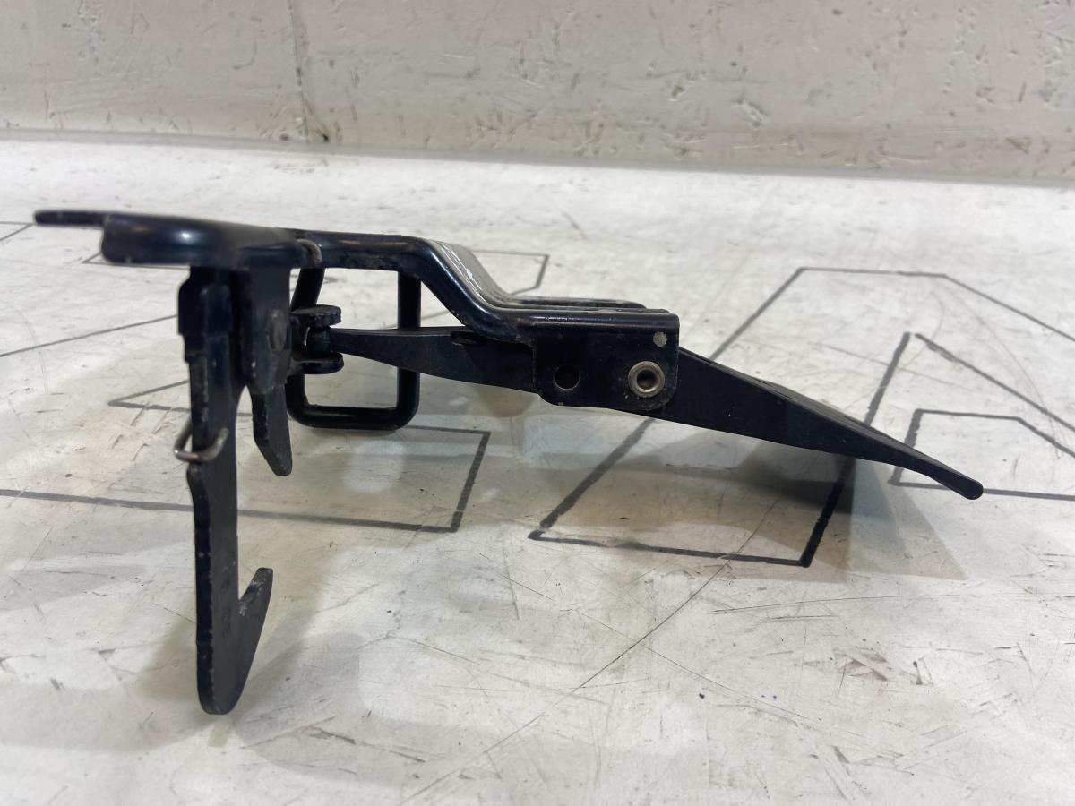 Стопорный крюк 8E0823480E Audi A4 B6