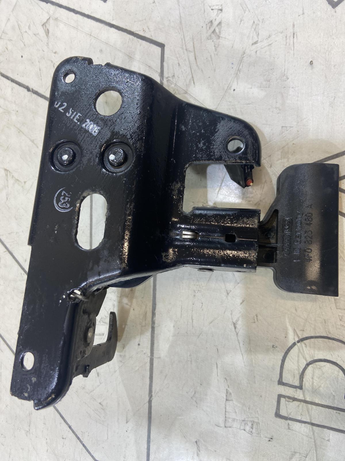 Стопорный крюк 4F0823480A Audi A6 C6 / S6 C6 / RS6 C6