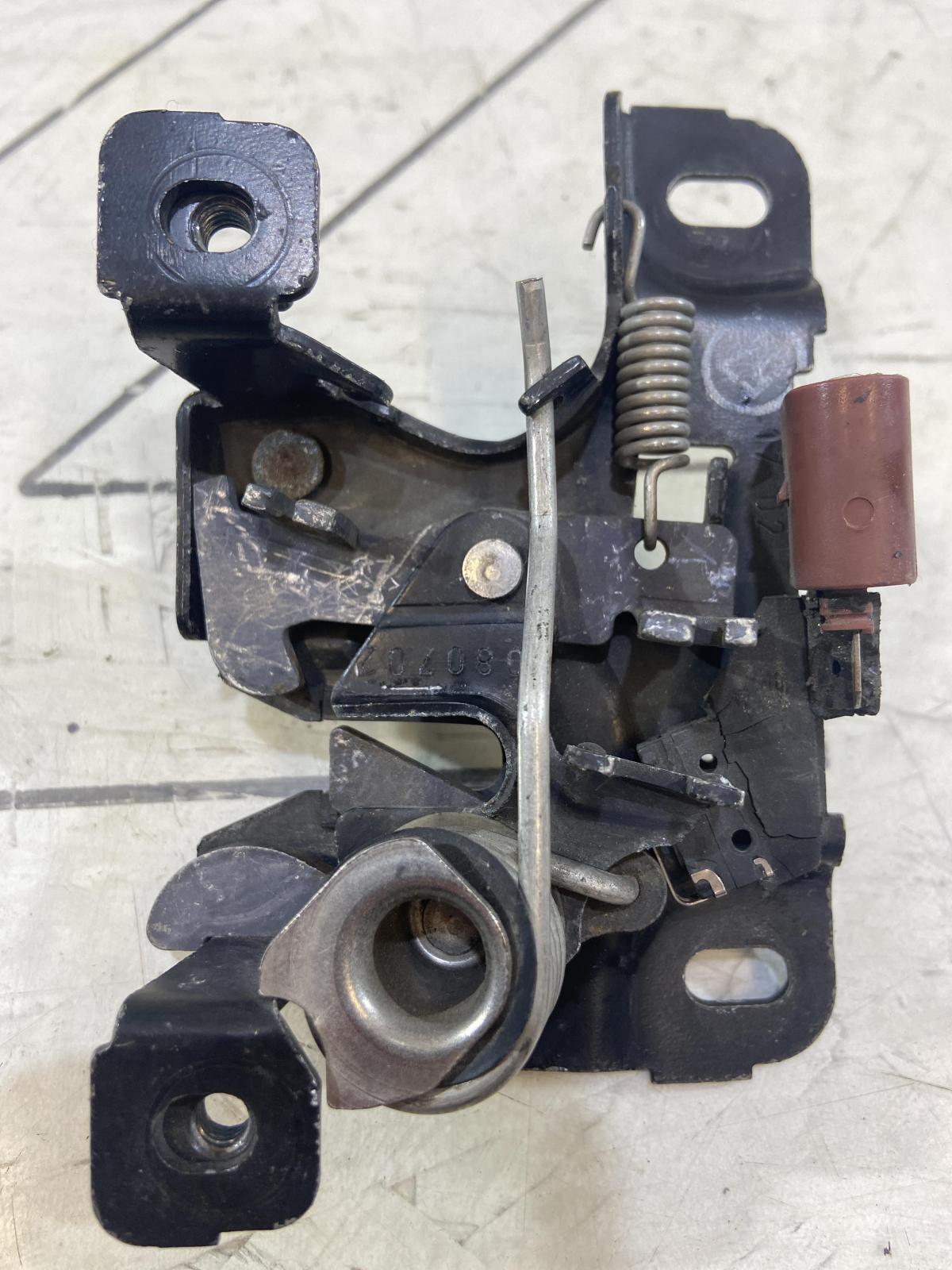 Замок капота 4B0823509 Audi A6 C5