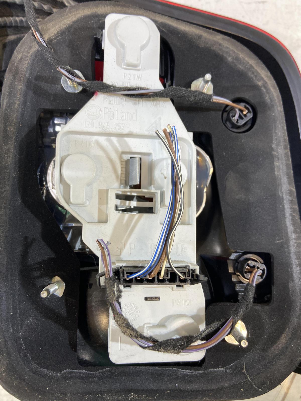 Фонарь задний левый 1Z9945095A Skoda Octavia II рест