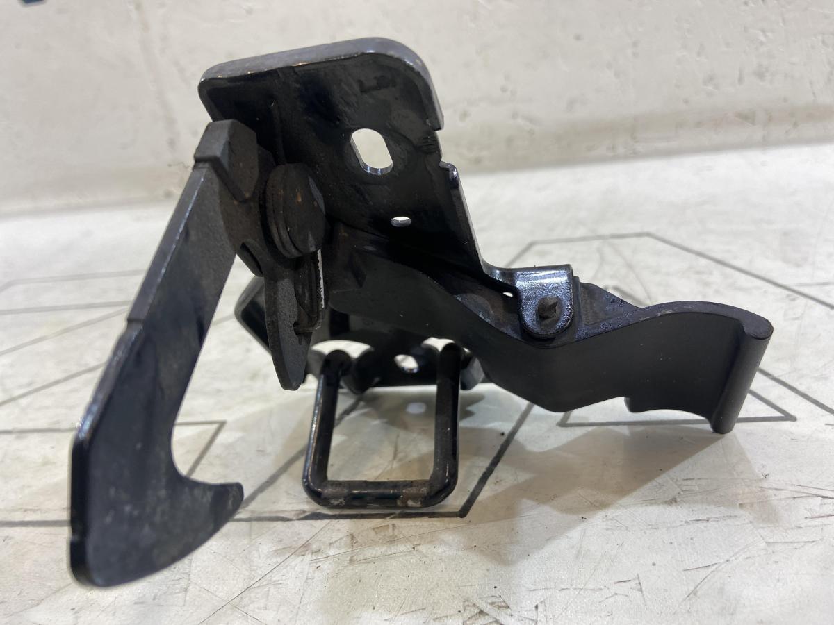 Стопорный крюк 6Q0823480B Volkswagen Touareg I