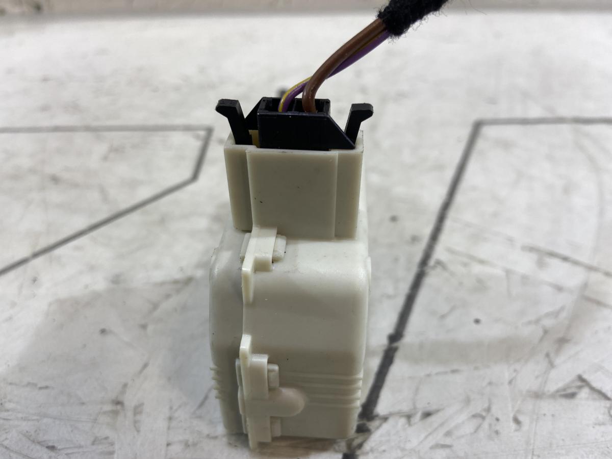 Замок лючка бензобака 1J0810773B Volkswagen Touareg I