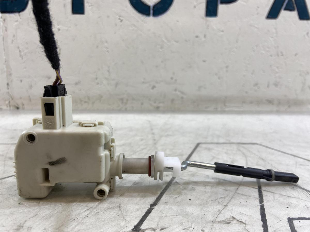 Замок лючка бензобака 1J0810773B Volkswagen Touareg I