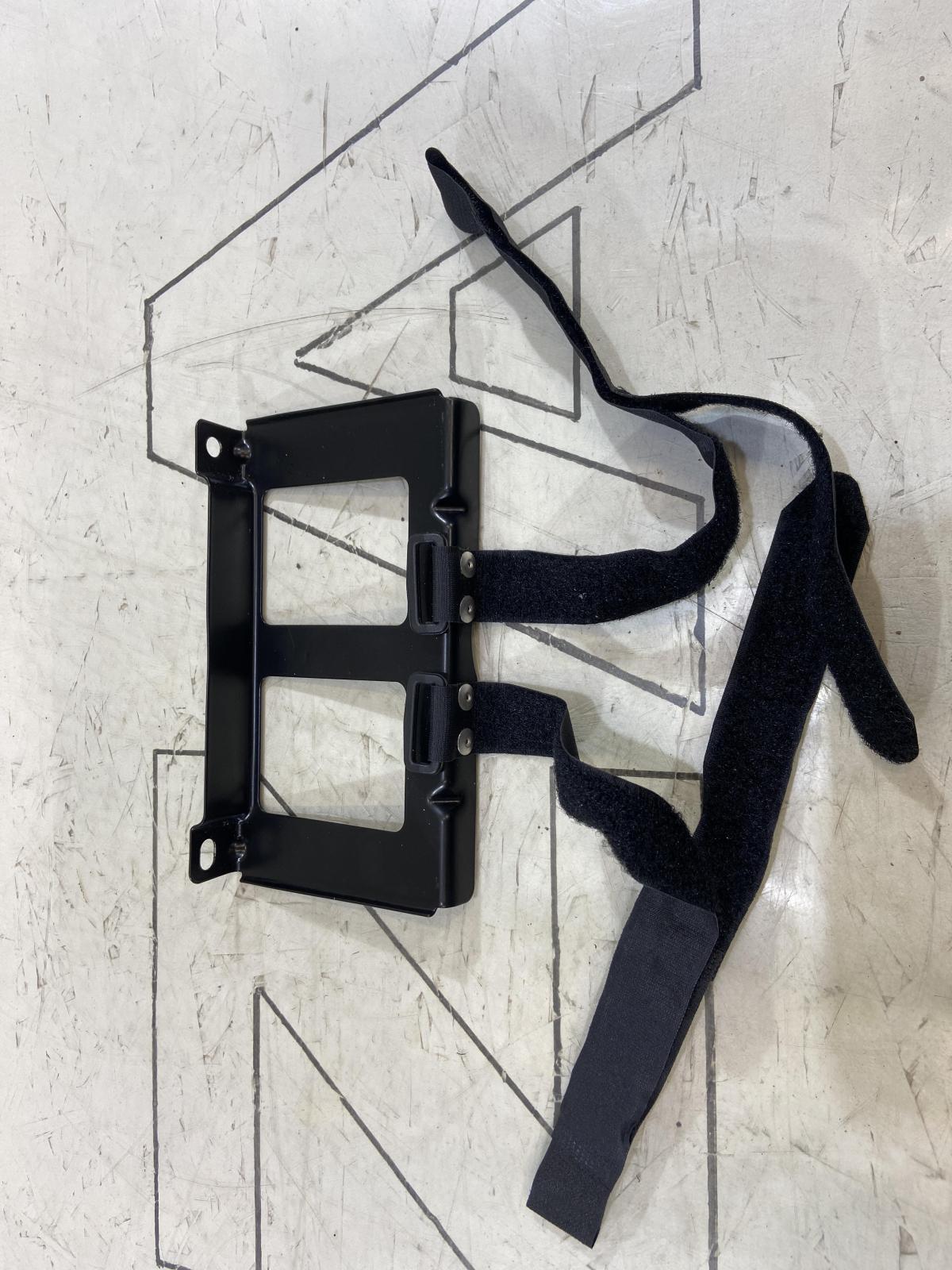 Кронштейн огнетушителя 7L0012130A Volkswagen Touareg I