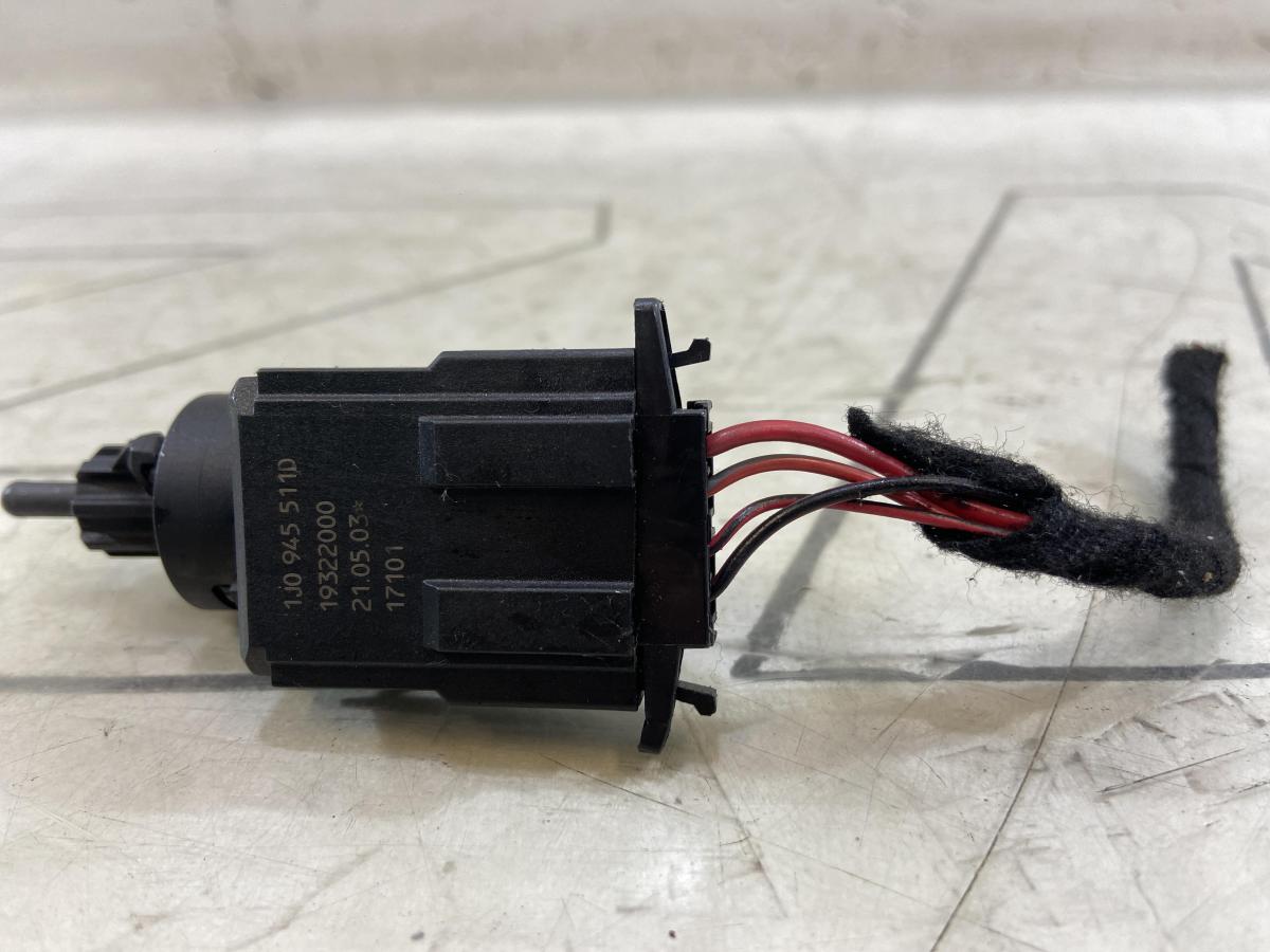 Выключатель стоп-сигналов 1J0945511D Volkswagen Touareg I