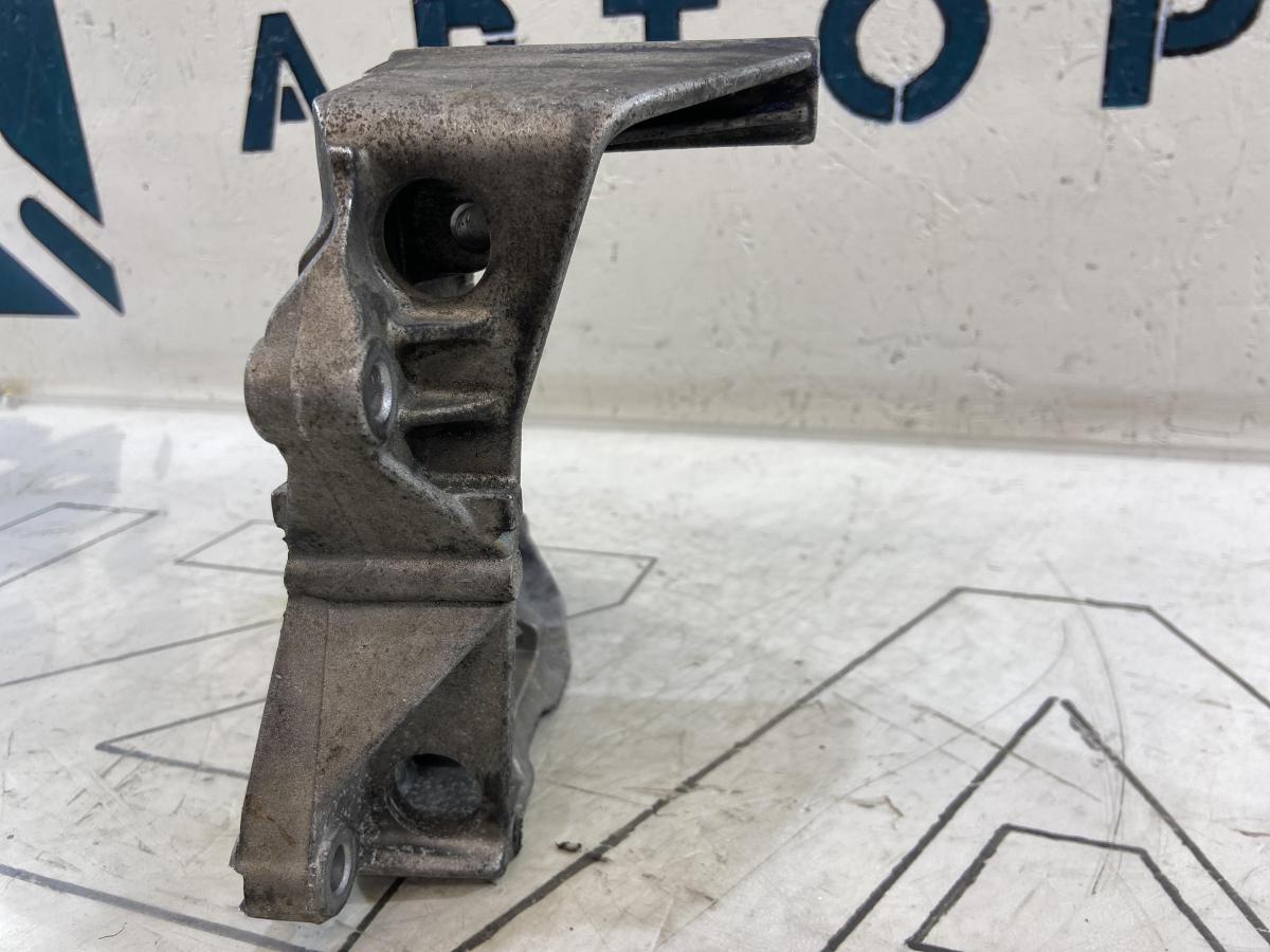 Кронштейн генератора 070903143C Volkswagen Touareg I