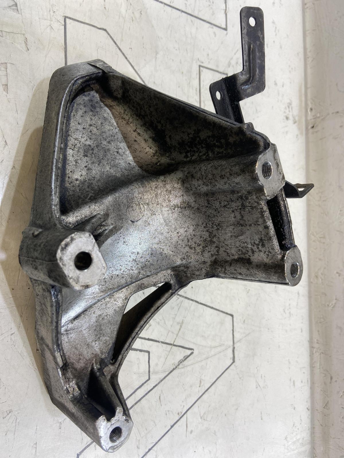 Кронштейн двигателя левый 070199307A Volkswagen Touareg I