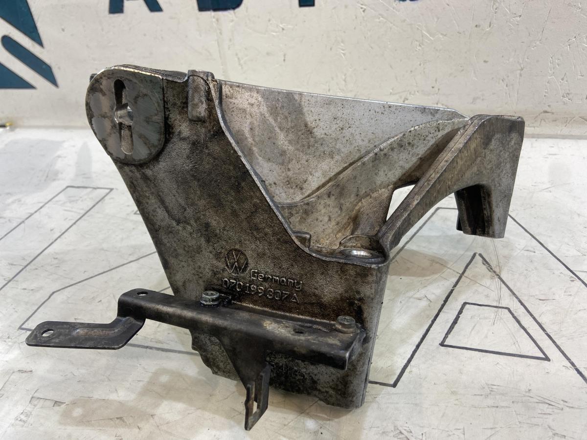 Кронштейн двигателя левый 070199307A Volkswagen Touareg I